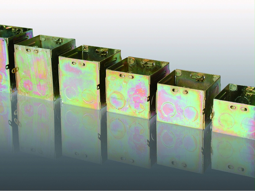 草莓影院在线观看铁方盒